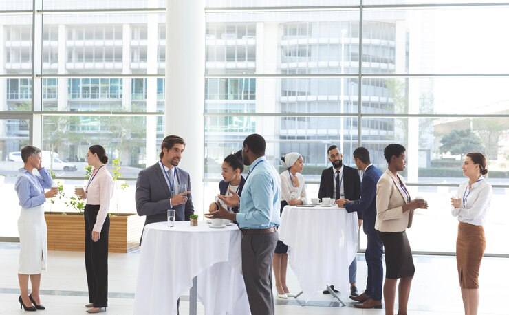 Photo business people interacting with each other at table during a seminar