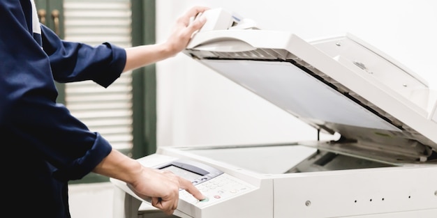 Foto la mano della tastiera della gente di affari sul pannello stampante, stampante, scanner, fotocopiatrice laser, attrezzature per ufficio, concetto, inizia a lavorare