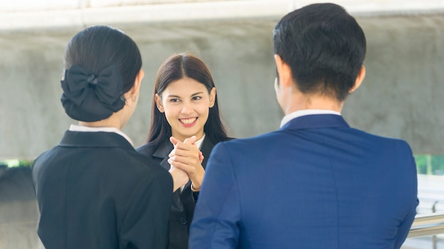 남자와 여자의 사업 사람들이 함께 서서 손을 잡으십시오