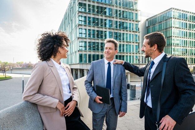 Photo business people meeting in a business park