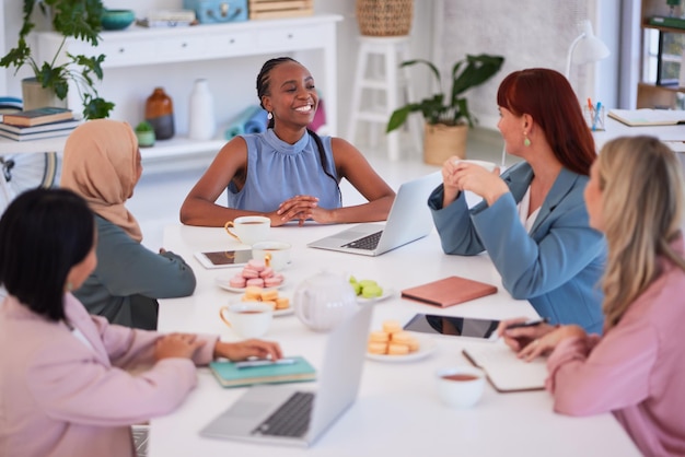 사무실에서 사회적 전략 토론이나 대화에서 비즈니스 사람들이 회의 및 협업 팀워크 계획 및 팀 구성 시간을 즐기는 다양성의 행복한 직원 그룹