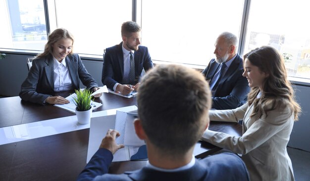 Gente di affari che incontra il concetto corporativo di discussione di conferenza.