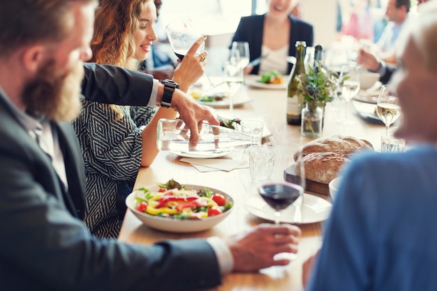 Foto gente di affari che si incontra mangiando concetto di partito di cucina di discussione