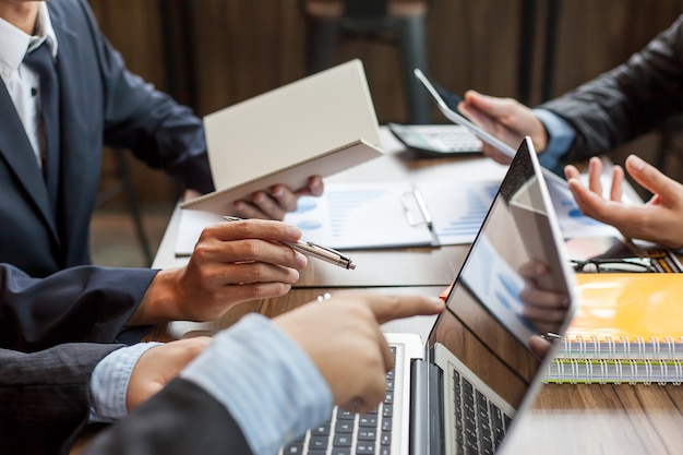 Incontro persone d'affari lavorando con il nuovo progetto di avvio