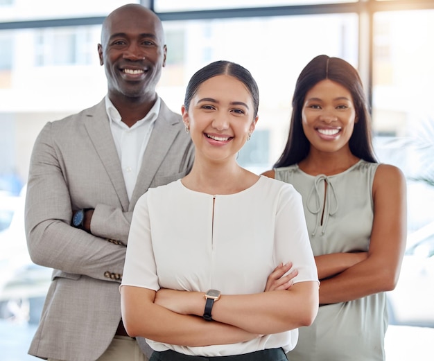 ビジネスマンのオフィスチームと腕を組んだ多様性または笑顔の成功したグループのポートレート幸せなスタートアップと、会社の成功のためのビジョンミッションまたは目標の動機を持つ多様な同僚