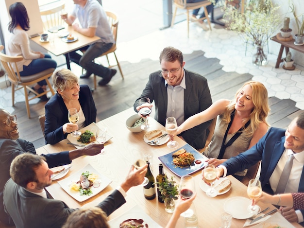 La gente di affari acclamazioni del partito che godono del concetto dell'alimento