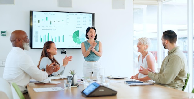 ビジネスマンのプレゼンテーションと財務の成功の成長と達成に対する拍手 販売 SEO または KPI インフォグラフィックを含むグラフに満足しているリーダー パフォーマンス結果を求めて会議中の男性と女性