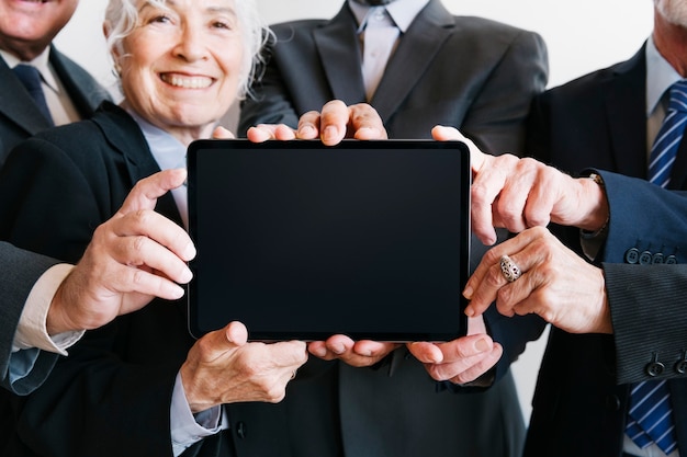 Photo business people presenting a tablet