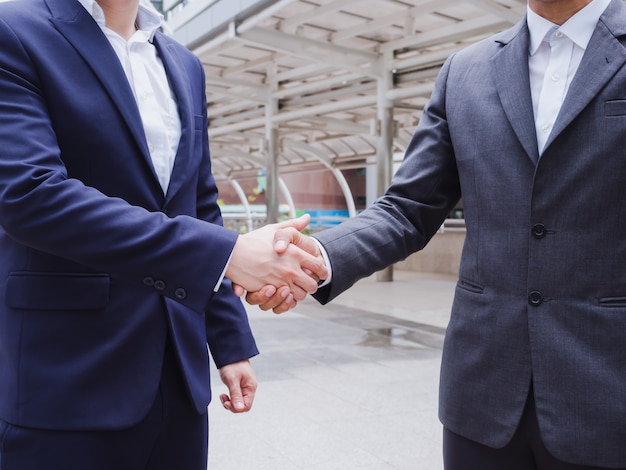 Business people shaking hand in city