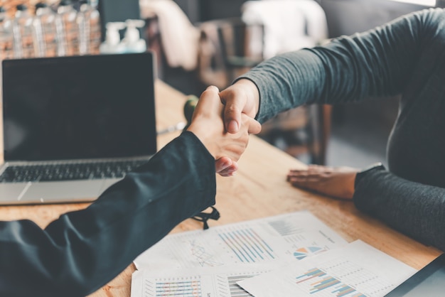 Business people shaking hands to congratulate the successful completion of the contract