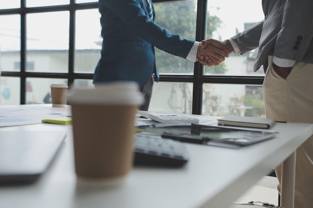 Photo business people shaking hands finishing up a meeting