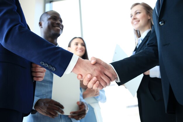 Foto uomini d'affari che si stringono la mano, finendo una riunione