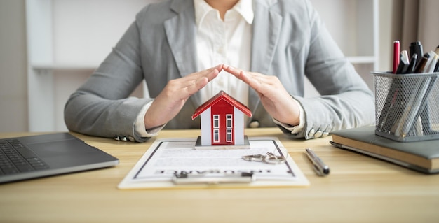 부동산 중개업자와 계약을 맺는 사업가들 컨설턴트 주택 보험xA부동산 투자 재산 보험 보안 부동산 중개인 제안 주택에 대한 개념