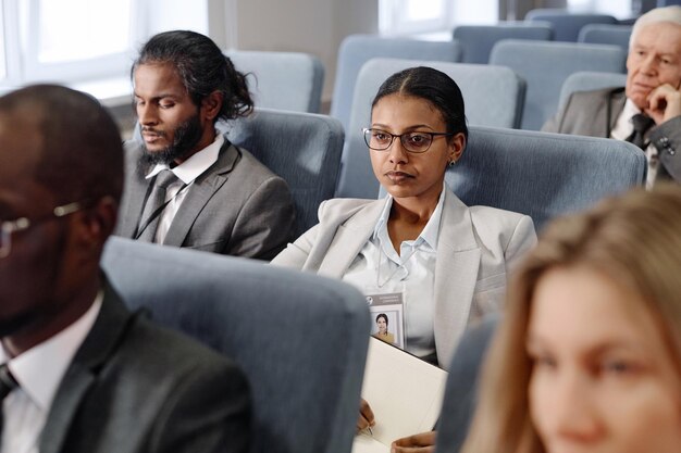 Photo business people sitting at conference