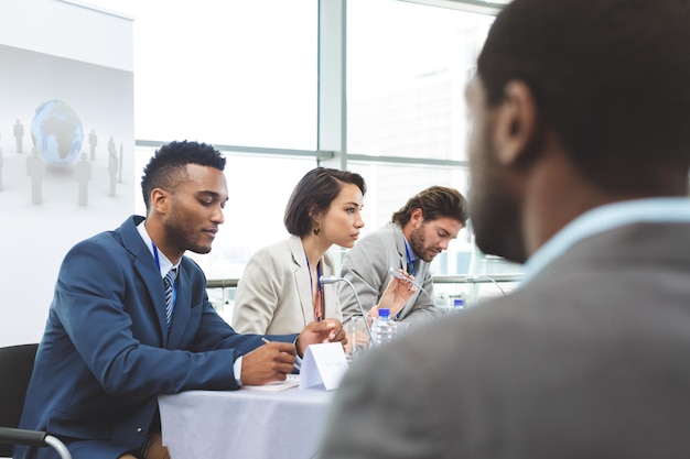 Photo business people sitting at table in seminar