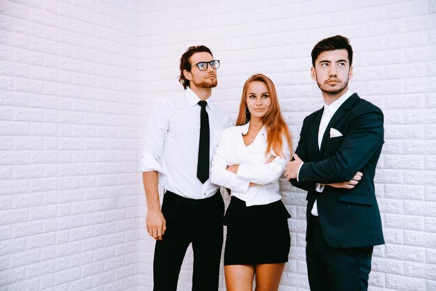 Photo business people standing by wall