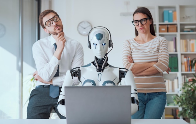 ロボットの作業を監督するビジネスマン