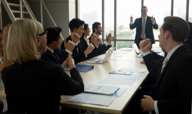 会議室で話しているビジネス人々