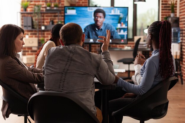 Photo business people talking on video conference in office