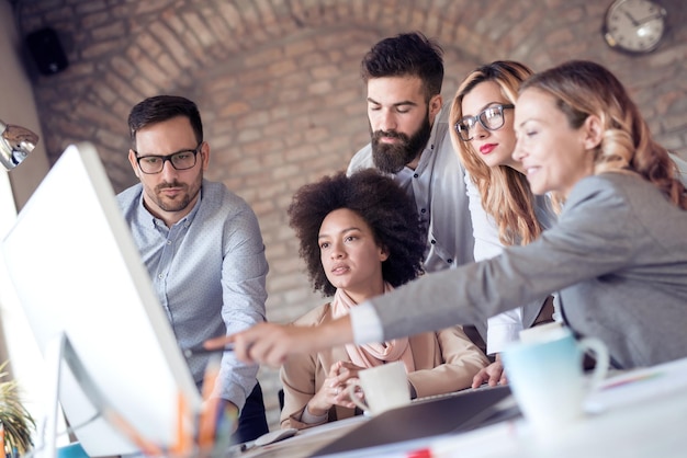 Foto squadra di uomini d'affari alla riunione