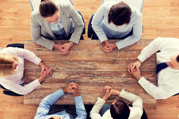 Foto concetto di business, persone e lavoro di squadra - primo piano del team creativo seduto al tavolo in ufficio