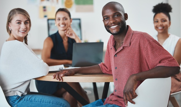 Uomini d'affari lavoro di squadra o collaborazione nella società pubblicitaria di avvio del marketing digitale o incontro di pianificazione strategica sorriso ritratto o felice uomo o donna di colore con tecnologia di ufficio globale creativa