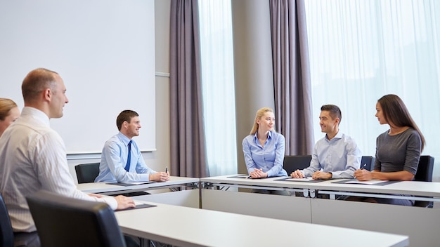 비즈니스, 사람, 팀워크 개념 - 사무실에서 웃는 기업인 모임