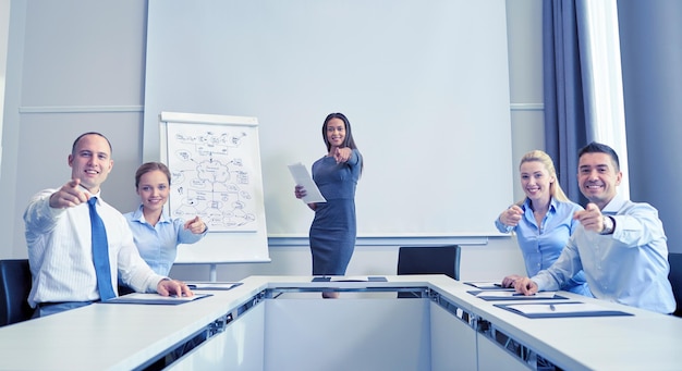 비즈니스, 사람, 팀워크 개념 - 웃고 있는 사업가들이 사무실에서 만나 손가락을 가리키는 그룹