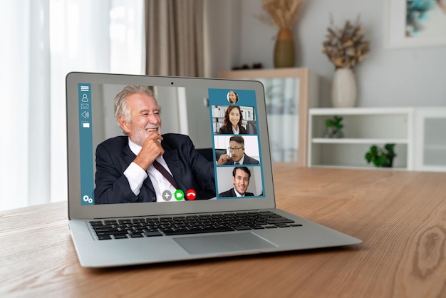 Foto uomini d'affari in videoconferenza per riunioni di gruppo virtuali alla moda