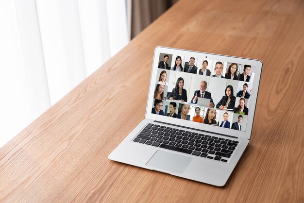 Uomini d'affari in videoconferenza per riunioni di gruppo virtuali alla moda