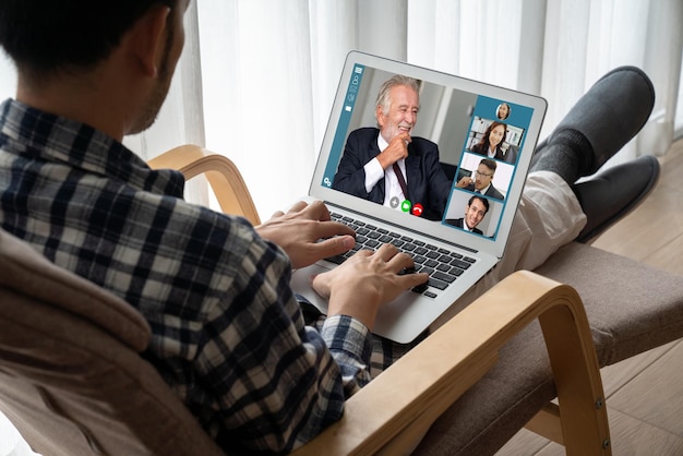 Uomini d'affari in videoconferenza per riunioni di gruppo virtuali alla moda