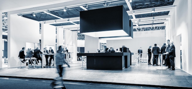 Photo business people walking between trade show booths. ideal for websites and magazines layouts