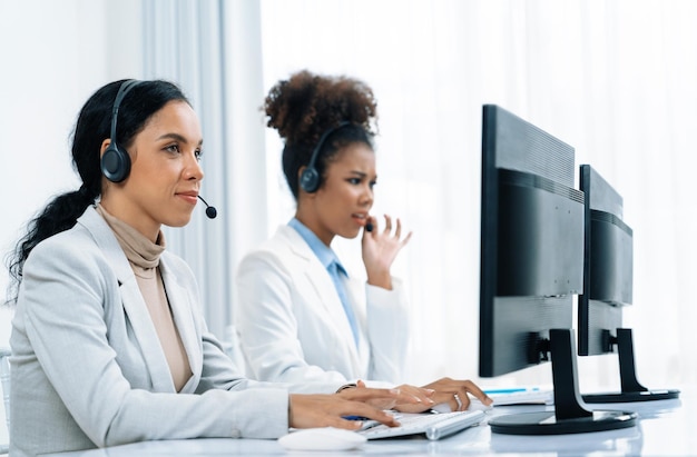 Foto gli uomini d'affari che indossano le cuffie lavorano in ufficio per supportare clienti o colleghi remoti l'agente dell'assistenza clienti di telemarketing del call center fornisce un servizio cruciale durante la videoconferenza telefonica