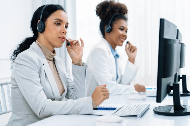 Foto gli uomini d'affari che indossano le cuffie lavorano in ufficio per supportare clienti o colleghi remoti l'agente dell'assistenza clienti di telemarketing del call center fornisce un servizio cruciale durante la videoconferenza telefonica