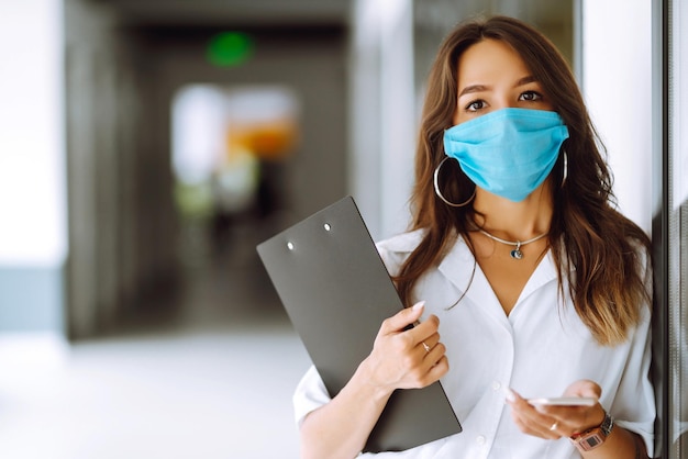 Business people with face mask working in office. concept of preventing the spread of the epidemic