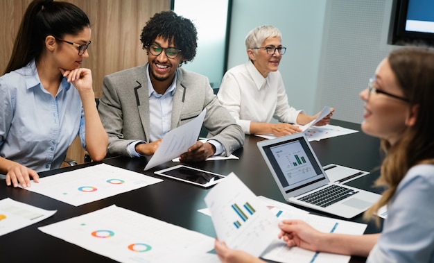 Foto gli uomini d'affari lavorano per conferenze e riunioni in un ufficio moderno