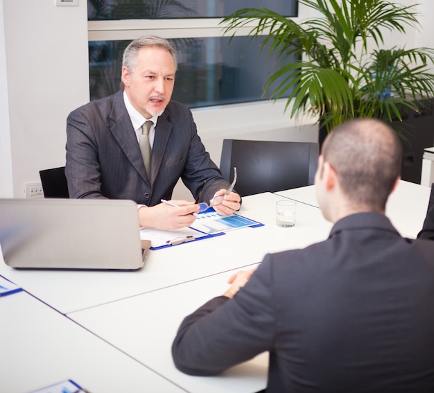 Gli uomini d'affari al lavoro nel loro ufficio