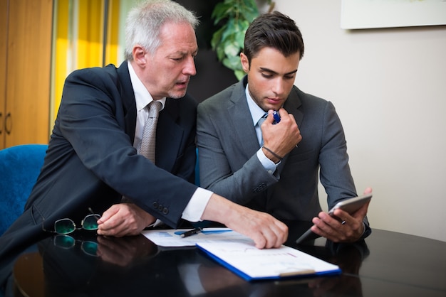 Foto gli uomini d'affari al lavoro nel loro ufficio