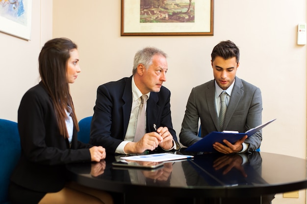 Photo business people at work together in an office