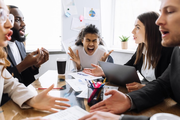 Gli uomini d'affari lavorano donna uomo briefing