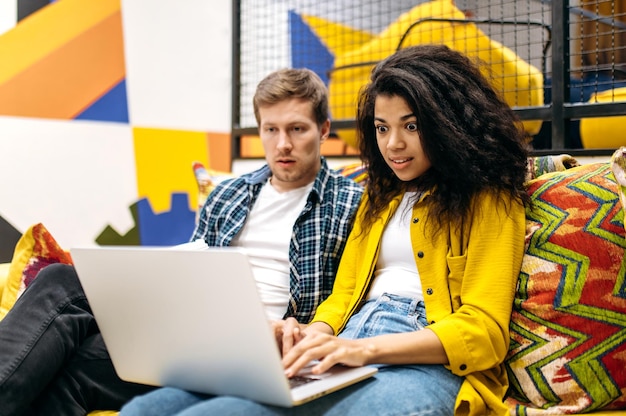 Foto gli uomini d'affari lavorano in ufficio donne uomini