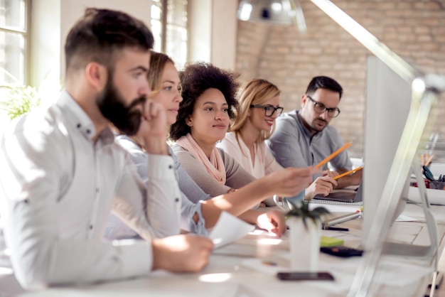 Foto uomini d'affari che lavorano in squadra in ufficio