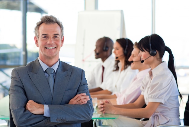 Uomini d'affari che lavorano in un call center