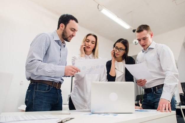 Uomini d'affari che lavorano in sala conferenze