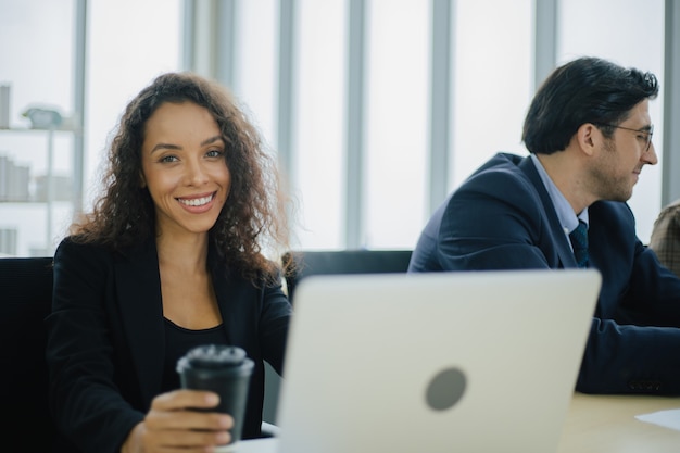 Uomini d'affari che lavorano nella sala conferenze