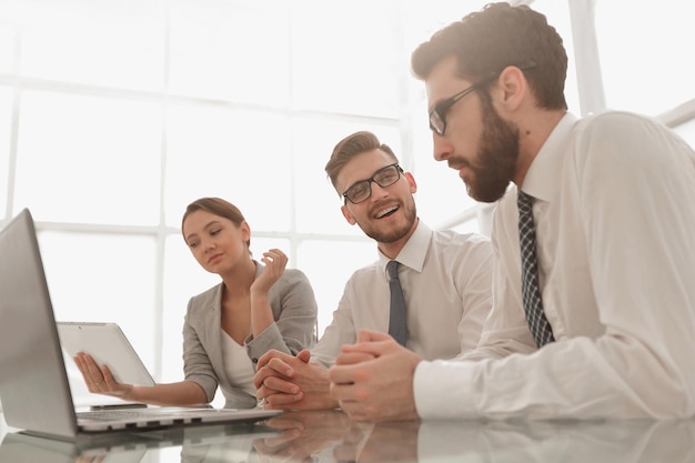 Uomini d'affari che lavorano in sala conferenze con spazio per la copia