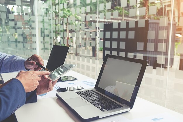 Foto uomini d'affari che lavorano alla scrivania in ufficio