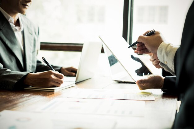 Foto uomini d'affari che lavorano alla scrivania in ufficio