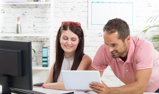 Foto uomini d'affari che lavorano alla scrivania in ufficio