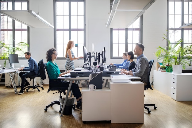 Foto uomini d'affari che lavorano in un ufficio moderno